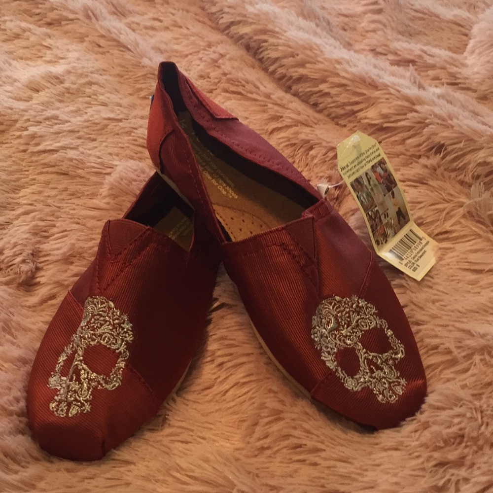 NWT Embroidered Skull Toms